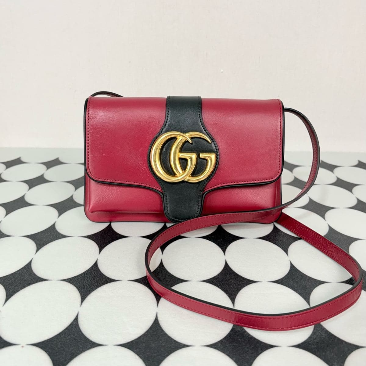 Gucci Arli, Black / Red, condition grade A