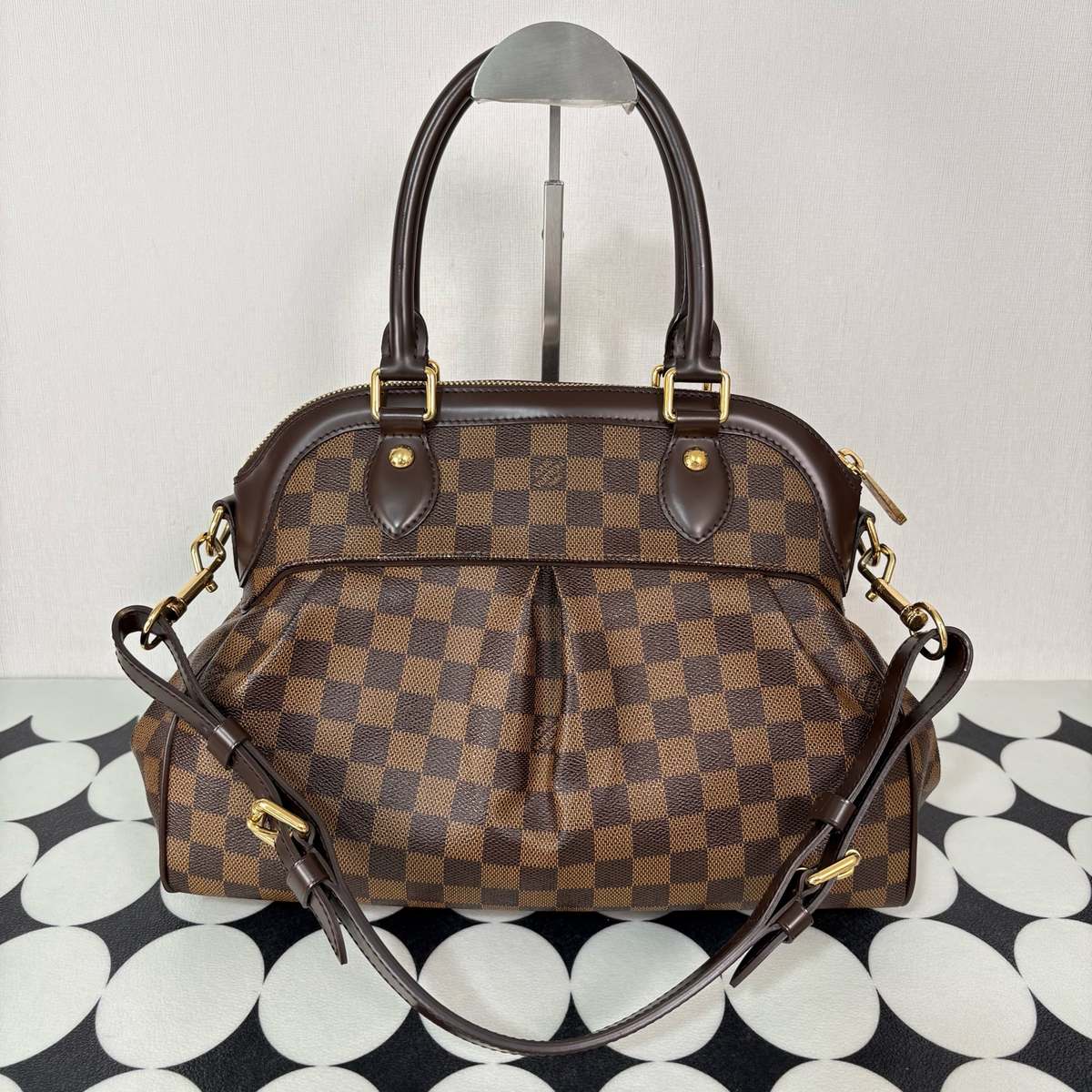Louis Vuitton Trevi, Brown, condition grade A