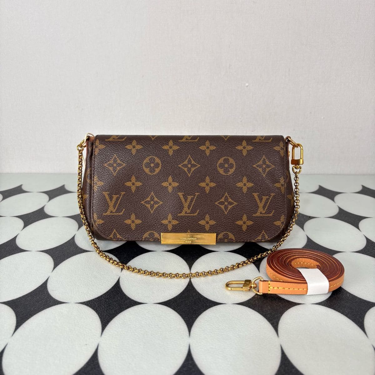 Louis Vuitton Favorite, Brown, condition grade A